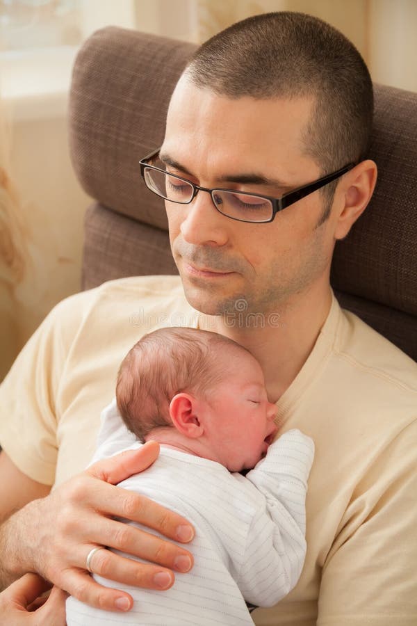 Neugeborenes Baby, das auf dem Kasten des Vaters schläft lizenzfreie stockfotografie Neugeborenes Baby, das auf dem Kasten des Vaters schläft lizenzfreie stockfotografie