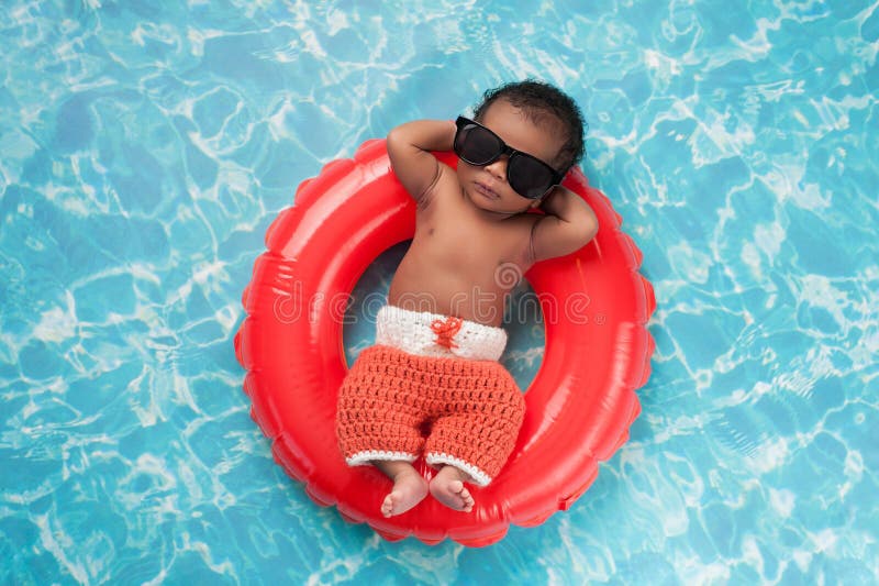 Neugeborenes Baby, das auf einen Schwimmen-Ring schwimmt