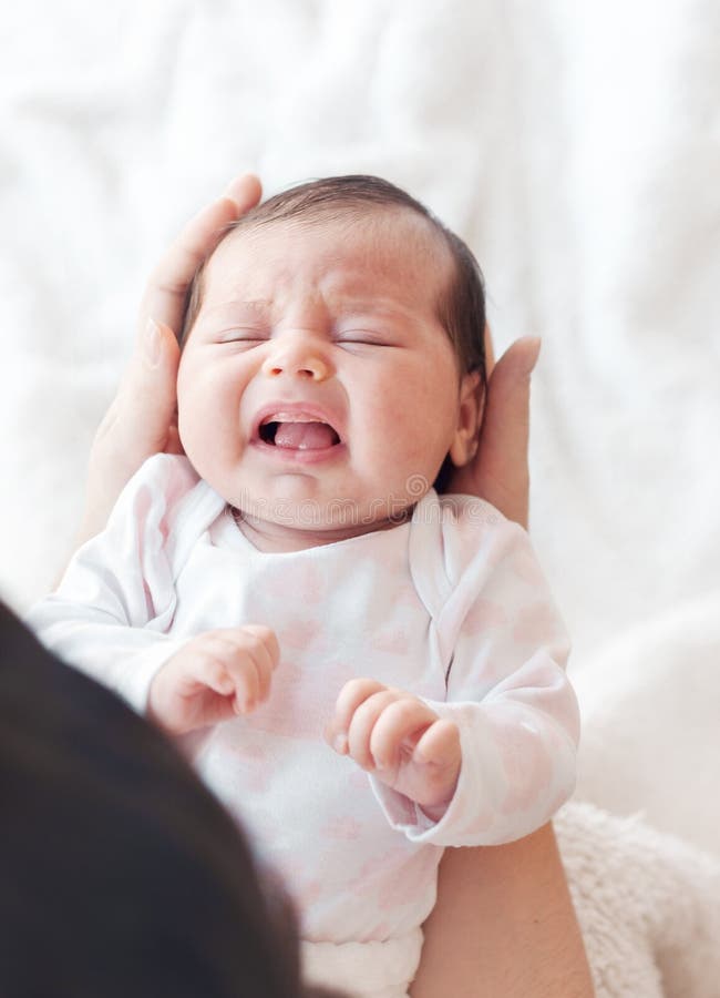 Neugeborenes Baby, das in den Armen ihrer Mutter schreit lizenzfreies stockbild Neugeborenes Baby, das in den Armen ihrer Mutter schreit lizenzfreies stockbild
