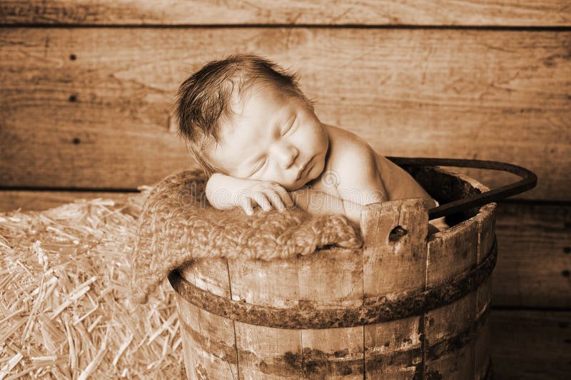 Neugeborenes Baby, das in einem Weinlese-hölzernen Dollar schläft stockbild Neugeborenes Baby, das in einem Weinlese-hölzernen Dollar schläft stockbild