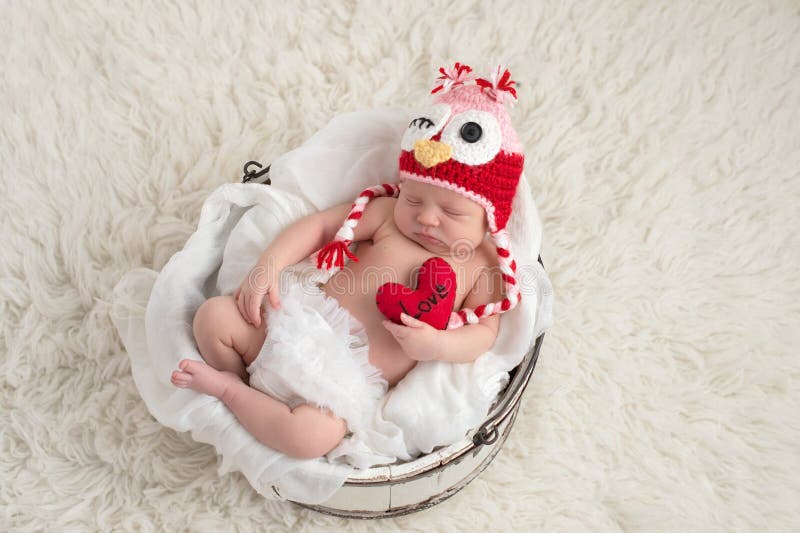 Neugeborenes Baby, das Owl Hat trägt lizenzfreies stockfoto Neugeborenes Baby, das Owl Hat trägt lizenzfreies stockfoto