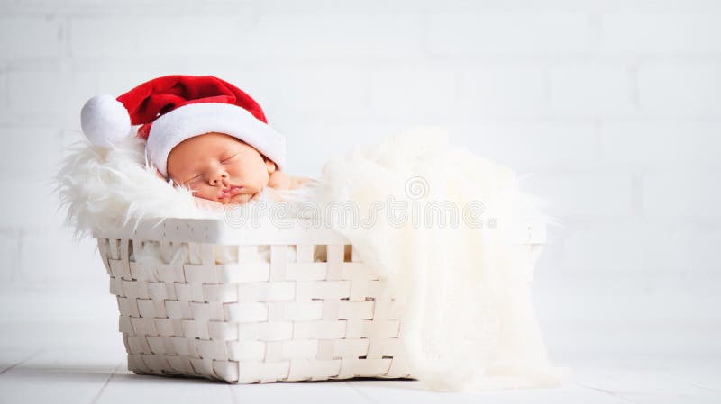 Neugeborenes Baby der Lagerschwelle in Weihnachts-Sankt-Kappe