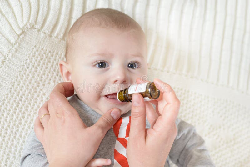 Neugeborenes Baby erhält Medizin lizenzfreie stockbilder Neugeborenes Baby erhält Medizin lizenzfreie stockbilder