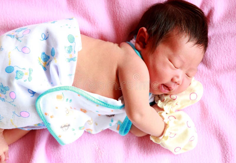 Neugeborenes Baby gealtertes 2 Tagesschlafen stockfotografie Neugeborenes Baby gealtertes 2 Tagesschlafen stockfotografie