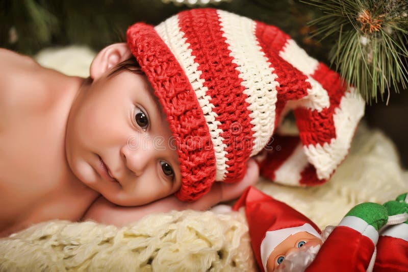 Neugeborenes Baby in Sankt-Hut lizenzfreie stockbilder Neugeborenes Baby in Sankt-Hut lizenzfreie stockbilder