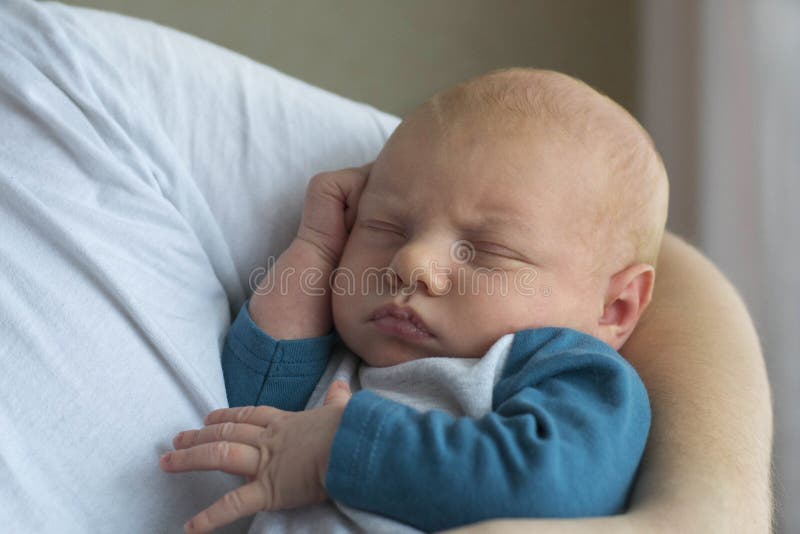 Neugeborenes Baby schläft in den Armen seines Vaters stockbild Neugeborenes Baby schläft in den Armen seines Vaters stockbild