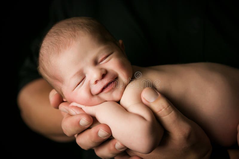 Neugeborenes Babylächeln
