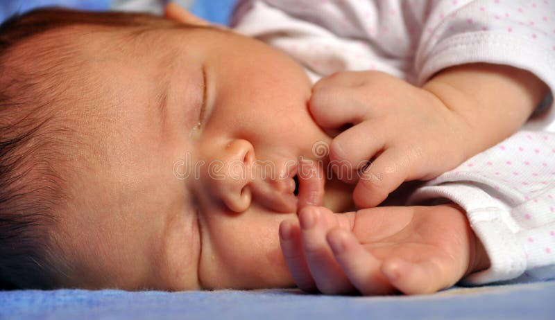 Neugeborenes Babyschlafen lizenzfreies stockfoto Neugeborenes Babyschlafen lizenzfreies stockfoto