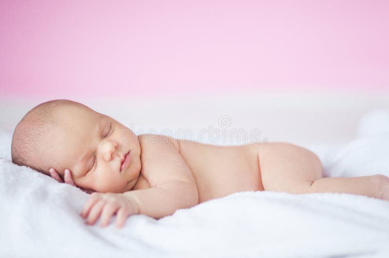 Neugeborenes Schätzchenschlafen stockfotografie Neugeborenes Schätzchenschlafen stockfotografie