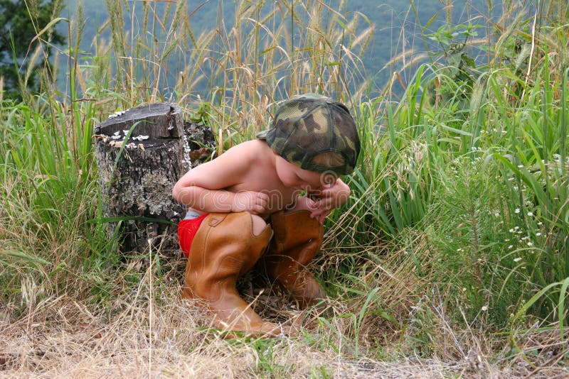Neugieriger Junge lizenzfreies stockfoto Neugieriger Junge lizenzfreies stockfoto