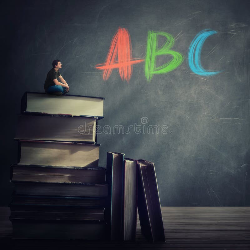 Neugieriger Studentenkerl gesetzt auf die Oberseite eines enormen atack der B?cher, welche die Tafel mit ABC-Briefen geschrieben lizenzfreies stockfoto Neugieriger Studentenkerl gesetzt auf die Oberseite eines enormen atack der B?cher, welche die Tafel mit ABC-Briefen geschrieben lizenzfreies stockfoto
