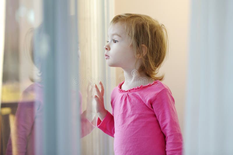 Neugieriges Kind, Das Aus Dem Fenster Heraus Schaut