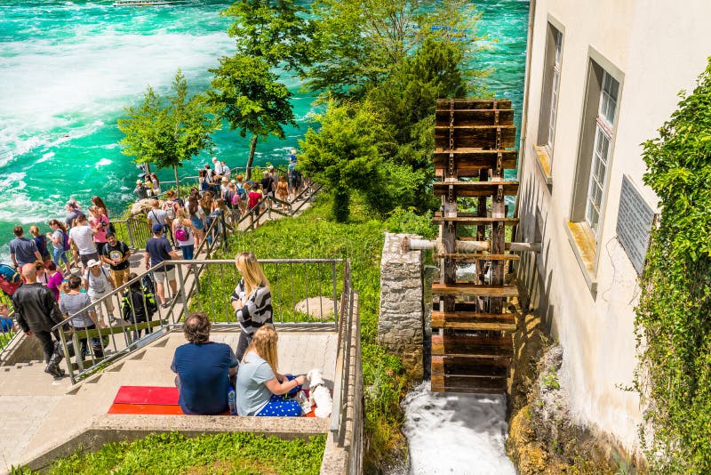 Neuhausen AM Rheinfall, Suisse - 23 juillet 2019 La cascade sur la rivière le Rhin dans la ville Neuhausen suis Rheinfall dans Sw image libre de droits Neuhausen AM Rheinfall, Suisse - 23 juillet 2019 La cascade sur la rivière le Rhin dans la ville Neuhausen suis Rheinfall dans Sw image libre de droits