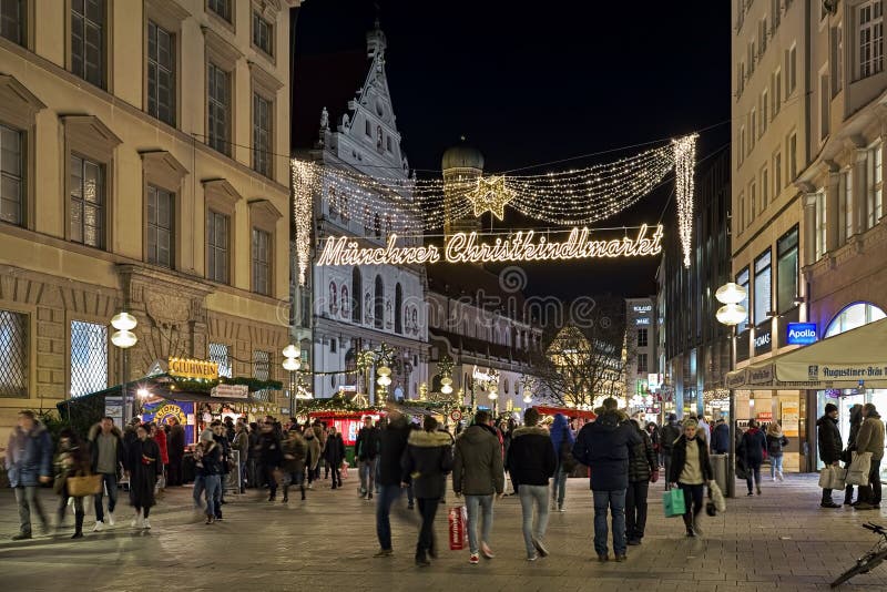 Neuhauser Strasse με τη διακόσμηση Χριστουγέννων στο Μόναχο στο σούρουπο, Γερμανία στοκ εικόνες με δικαίωμα ελεύθερης χρήσης Neuhauser Strasse με τη διακόσμηση Χριστουγέννων στο Μόναχο στο σούρουπο, Γερμανία στοκ εικόνες με δικαίωμα ελεύθερης χρήσης