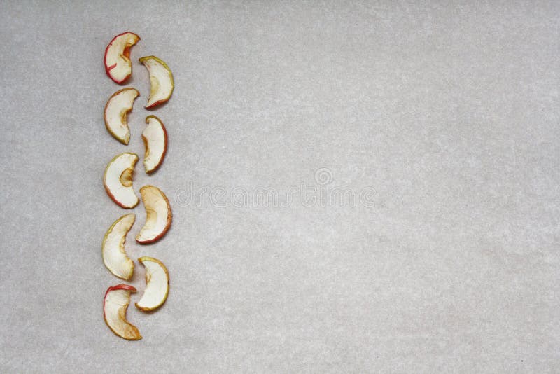 Neun getrocknete Apfelscheiben auf Papier stockfoto Neun getrocknete Apfelscheiben auf Papier stockfoto