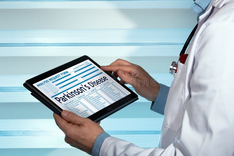 Neurolog czyta Parkinson ` s choroby diagnozę w cyfrowym med obraz stock Neurolog czyta Parkinson ` s choroby diagnozę w cyfrowym med obraz stock