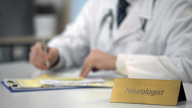 Neurologista masculino no uniforme que datilografa no portátil na clínica, mantendo informes médicos fotos de stock royalty free Neurologista masculino no uniforme que datilografa no portátil na clínica, mantendo informes médicos fotos de stock royalty free