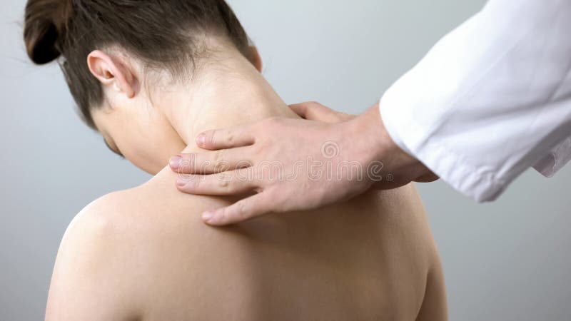 Neuroloog wat betreft vrouwelijke schouders, arts die stekel, gezondheidszorg onderzoeken stock foto Neuroloog wat betreft vrouwelijke schouders, arts die stekel, gezondheidszorg onderzoeken stock foto