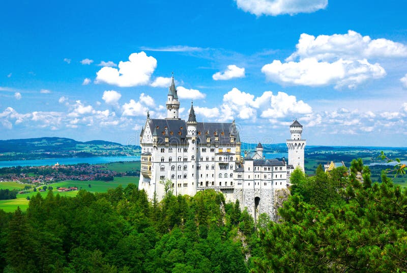 Neuschwanstein Castle Schloss Neuschwanstein liggande panorama fairy sagor castle-bild från Queen Mary's Bridge royaltyfria bilder Neuschwanstein Castle Schloss Neuschwanstein liggande panorama fairy sagor castle-bild från Queen Mary's Bridge royaltyfria bilder