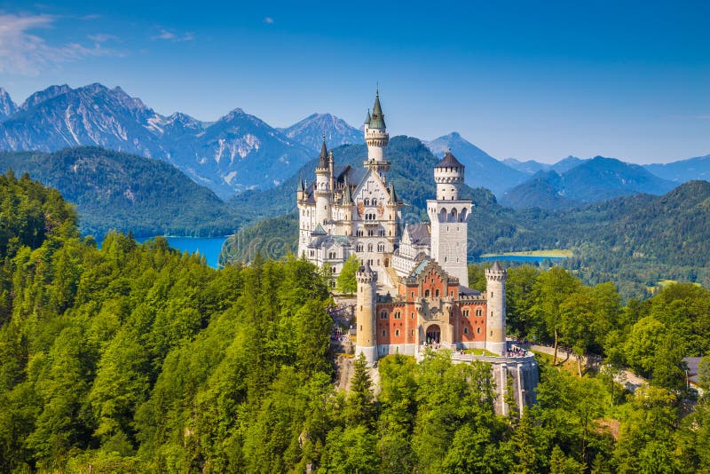 Bella vista del famoso Castello di Neuschwanstein, il xix secolo, di stile Romanico Revival palazzo costruito dal Re Ludwig II su una scoscesa rupe, con il pittoresco paesaggio di montagna vicino Fssen, sud-ovest della Baviera, in Germania.