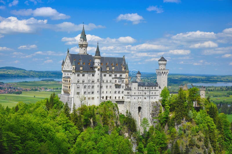 Neuschwansteinkasteel bij de Zomer, Beieren, Duitsland stock afbeelding Neuschwansteinkasteel bij de Zomer, Beieren, Duitsland stock afbeelding