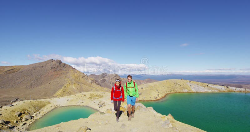 Neuseeland, das Paar in der Nähe Gipfel von tongariro Smaragdseen alpiner Überschreiten wandert