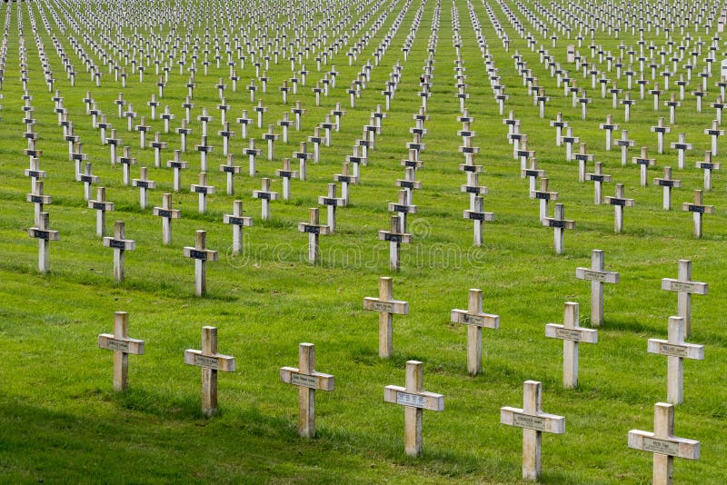 NEUVILLE SAINT-VAAST, FRANCE/EUROPE - SEPTEMBER 12 : French National War Cemetery near Neuville Saint-Vaast on September 12, 2015 stock images NEUVILLE SAINT-VAAST, FRANCE/EUROPE - SEPTEMBER 12 : French National War Cemetery near Neuville Saint-Vaast on September 12, 2015 stock images