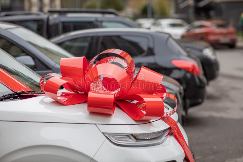 Neuwagen Als Geschenk, Ein Großer Roter Bogen Auf Dem Auto