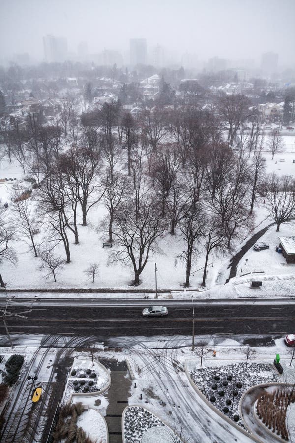 Nevadas pesadas en invierno en el Midtown Toronto imagen de archivo libre de regalías