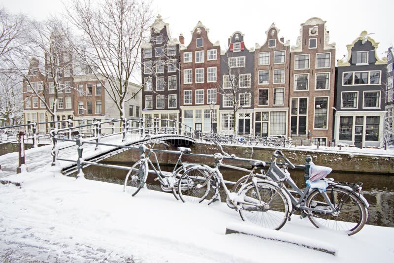 Nevado Amsterdam En Los Países Bajos Foto de archivo - Imagen de