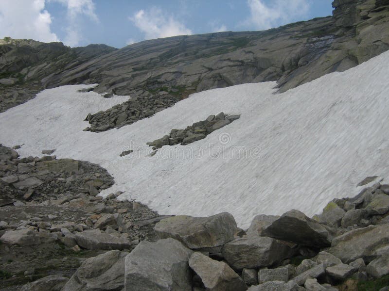 Neve alta su nelle montagne immagine stock Neve alta su nelle montagne immagine stock