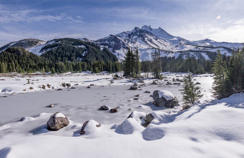 Neve in anticipo di caduta nel Mt Jefferson Wilderness fotografie stock libere da diritti Neve in anticipo di caduta nel Mt Jefferson Wilderness fotografie stock libere da diritti