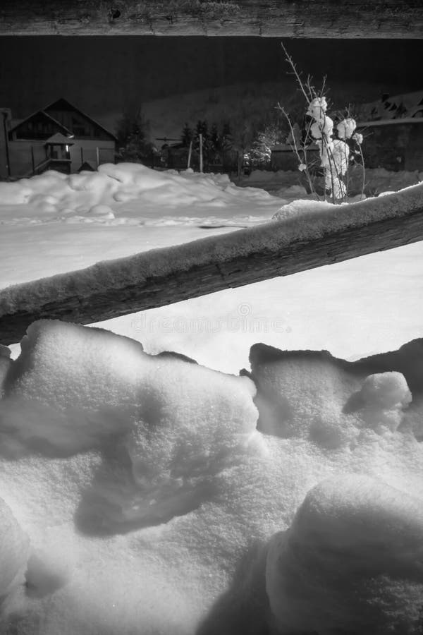 Neve caduta orario invernale sul motivo di legno del recinto alla notte immagini stock libere da diritti Neve caduta orario invernale sul motivo di legno del recinto alla notte immagini stock libere da diritti