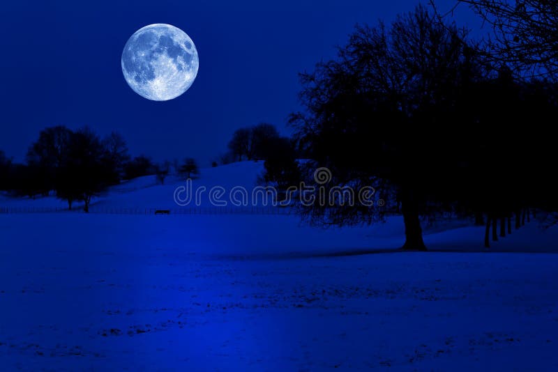 A neve cobriu o parque na meia-noite com uma Lua cheia foto de stock royalty free A neve cobriu o parque na meia-noite com uma Lua cheia foto de stock royalty free