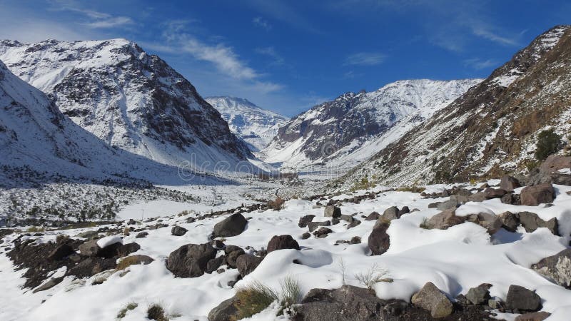Neve da montanha e paisagem no Chile imagem de stock