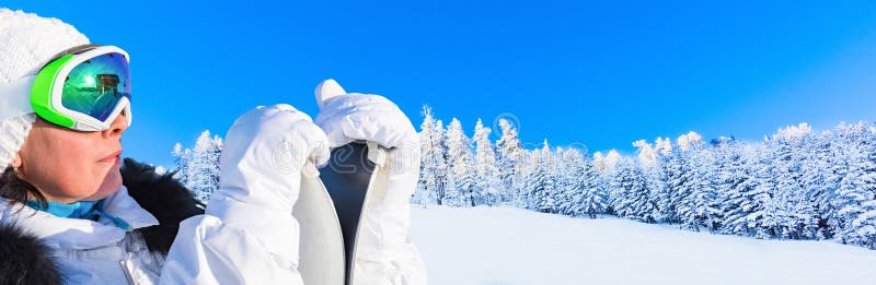 Neve della foresta della montagna del paesaggio di inverno fotografie stock libere da diritti Neve della foresta della montagna del paesaggio di inverno fotografie stock libere da diritti