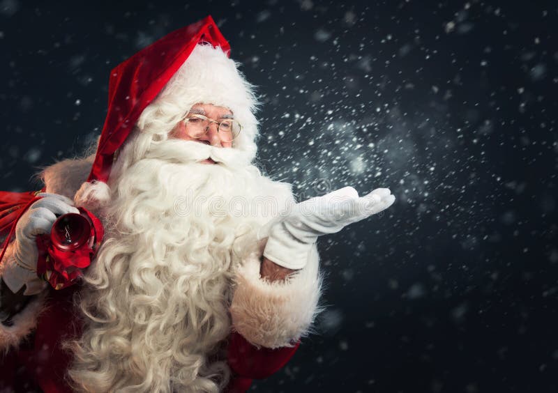 Neve di salto di Santa Claus delle sue mani
