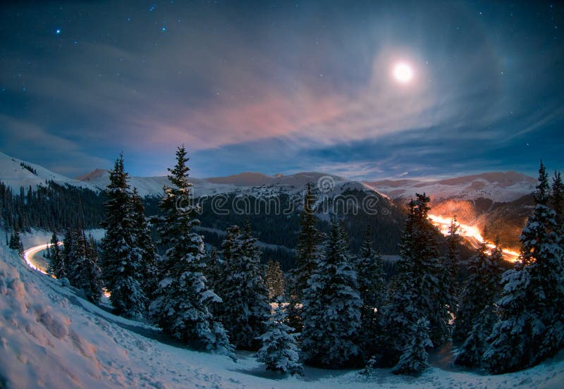 Neve Moonlit sul passaggio Colorado di Loveland immagini stock Neve Moonlit sul passaggio Colorado di Loveland immagini stock