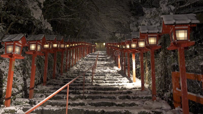 Neve no japão de kyoto. kifune encolhe polo de luz tradicional na noite de inverno de neve. guarda-chuva japonês nas escadas de pe