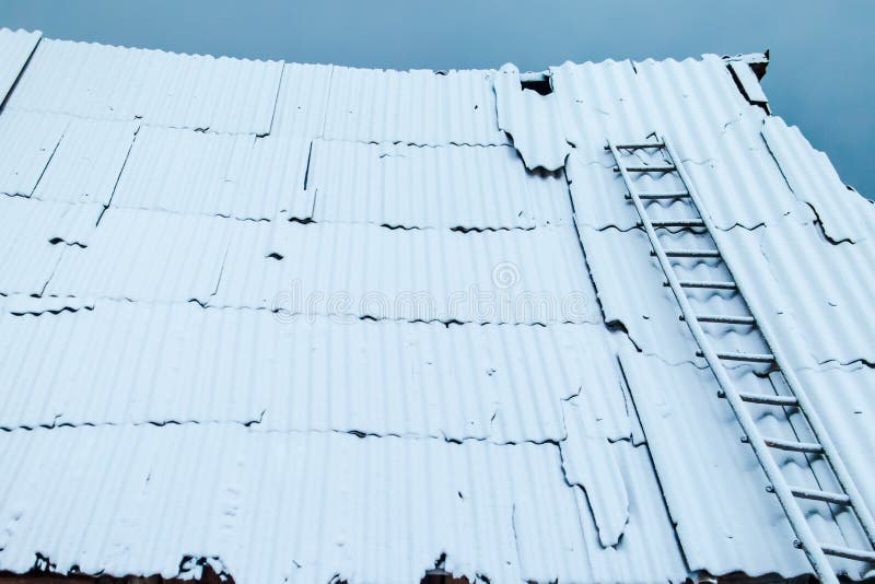 Neve sul tetto di una casa fotografie stock Neve sul tetto di una casa fotografie stock