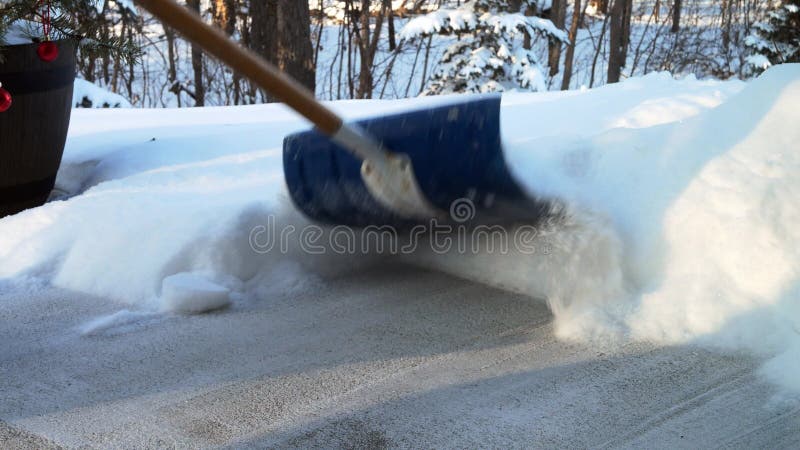 Neve varrida da calçada após uma tempestade em Minnesota num dia frio de inverno Filmagem em detalhe