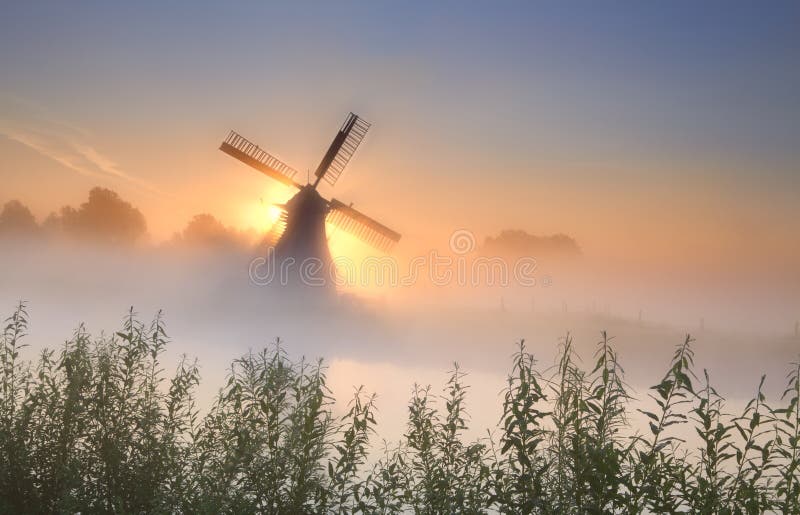 Nevelige sunrisebehind de windmolen royalty-vrije stock foto's Nevelige sunrisebehind de windmolen royalty-vrije stock foto's