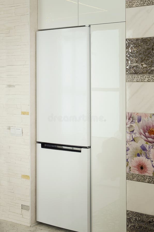 Nevera Grande Blanca En El Interior De La Cocina Imagen de archivo - Imagen  de casero, puerta: 211375257