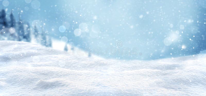 Nevica natalizia con goccioline di neve e foresta nevosa coperta di neve