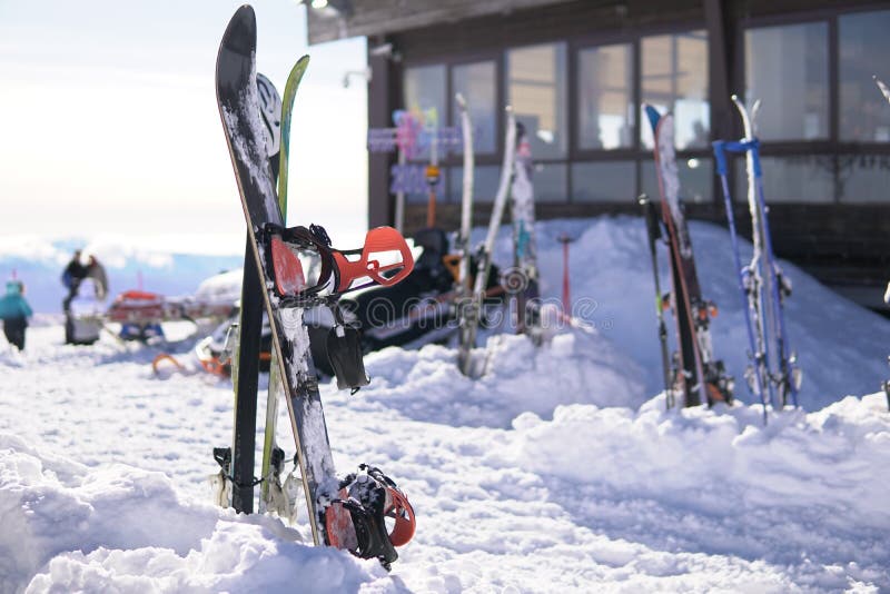 Nevichi nella stazione sciistica degli sci e dello snowboard dell'articolo sportivo fotografia stock libera da diritti Nevichi nella stazione sciistica degli sci e dello snowboard dell'articolo sportivo fotografia stock libera da diritti