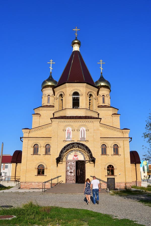 Nevinnomyssk, Russie, septembre, 13, 2018 Les gens marchant près de l'église du séraphin de St de Sarov sur le boulevard de la pa photos libres de droits Nevinnomyssk, Russie, septembre, 13, 2018 Les gens marchant près de l'église du séraphin de St de Sarov sur le boulevard de la pa photos libres de droits