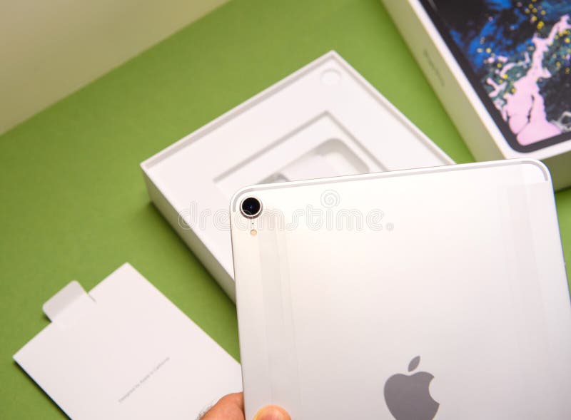 Unboxing the Apple iPad mini 4 