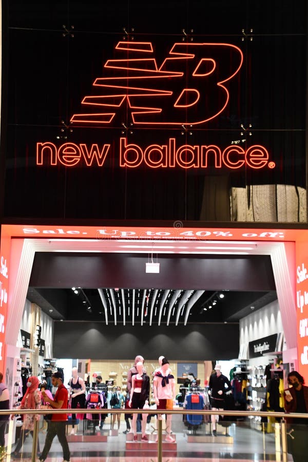 dat is alles Verkoper Peregrination New Balance Store in ISquare Mall, Hong Kong Editorial Stock Photo - Image  of mall, interior: 158553333
