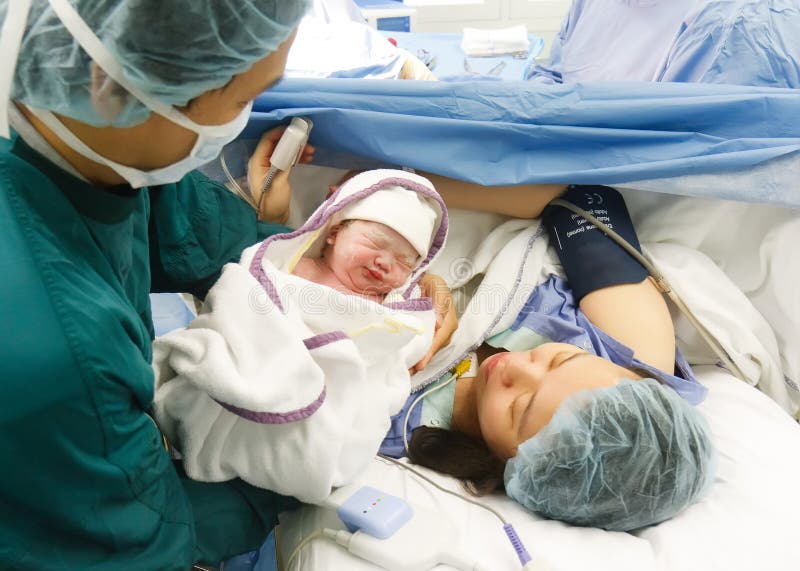 Holding e mostrando il primo sorriso del neonato alla madre.