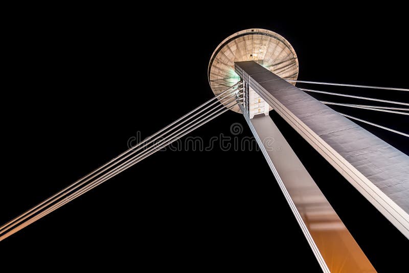 Nový most Most SNP v Bratislavě v noci.